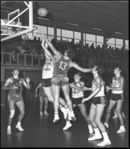 Gianpietro Barbieri nel 1969 con la maglia della Auso Siemens a rimbalzo contro Pavia.